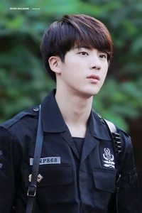 Btsのジンさんの雰囲気って 言葉で表すとしたら どんな感じだと思 Yahoo 知恵袋