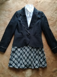小学6年女子葬儀の服装について こちらのスーツはどう思われますか 上の子が Yahoo 知恵袋