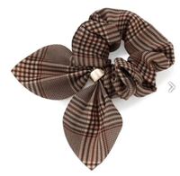 黒髪に黒いシュシュはおかしいでしょうか 黒髪に映える色も教えて下さい 任意 Yahoo 知恵袋