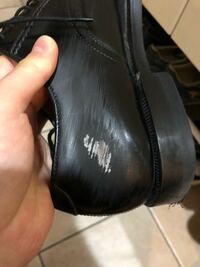 黒い革靴がこのように傷が入り、層がめくれてしまったんですが、これはどうやって直せばいいですか？ 