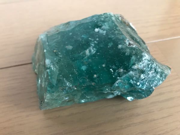 このガラスみたいな石は何ていう種類ですか？ - 昨日、外構工事をし 