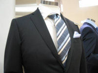 平服について質問です うっすらとグレーのストライプが入っている黒のスーツは Yahoo 知恵袋