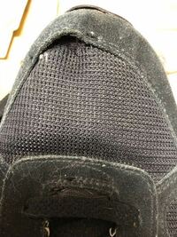 スニーカーのつま先の親指の上にこの様な穴が空いてしまいました この靴は大変 Yahoo 知恵袋