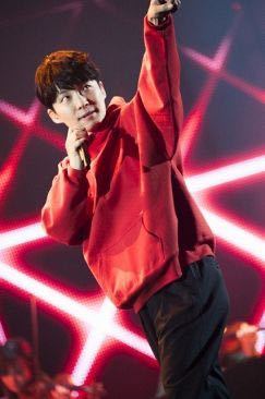 星野源さんがPOPVIRUSツアーで着用している赤パーカーのブランドわかり
