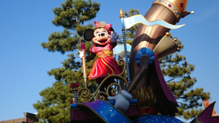 今 ディズニーランドのパレードでお昼に流れてるミュージックってなんて曲です Yahoo 知恵袋