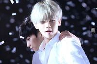 この白 っぽい 髪の人は誰ですか 韓国ナムジャアイドル Yahoo 知恵袋