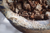 鉢の縁の白色物は、何なのでしょうか？ ２０１２年９月１３日に、株分けした棕櫚竹（シュロチク）の苗を、「プロトリーフ 観音竹・棕櫚竹の土」に、篩にかけた赤玉土をコップで８：２の比率に混ぜて、素焼き鉢に移植し、居間に置いて、栽培していました。
肥料は、花ごころ グリーンそだちEX IBのチカラを、年に、数回、施す程度でした。
写真の様に、鉢の縁に、白色物が生じています。
同様の白色物は、柑...