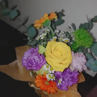 この中の紫色と白色の小さな花の名前を教えてください 紫の花はカーネーシ Yahoo 知恵袋