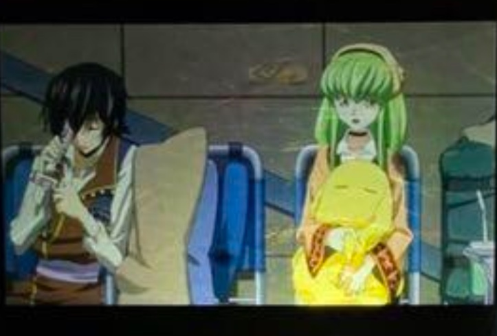 映画コードギアス復活のルルーシュで、アニメ版でのC.C.がよくそばに
