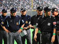 セリーグプロ野球審判の服装はどうして黒と水色の２種類なのでしょうか Yahoo 知恵袋