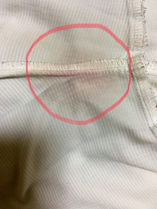 ブラウスの脇の部分がピンク色になる原因と 染みの落とし方について Yahoo 知恵袋