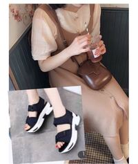 画像のような女の子らしいワンピースに画像のようなスポーティーなサンダルを合 Yahoo 知恵袋