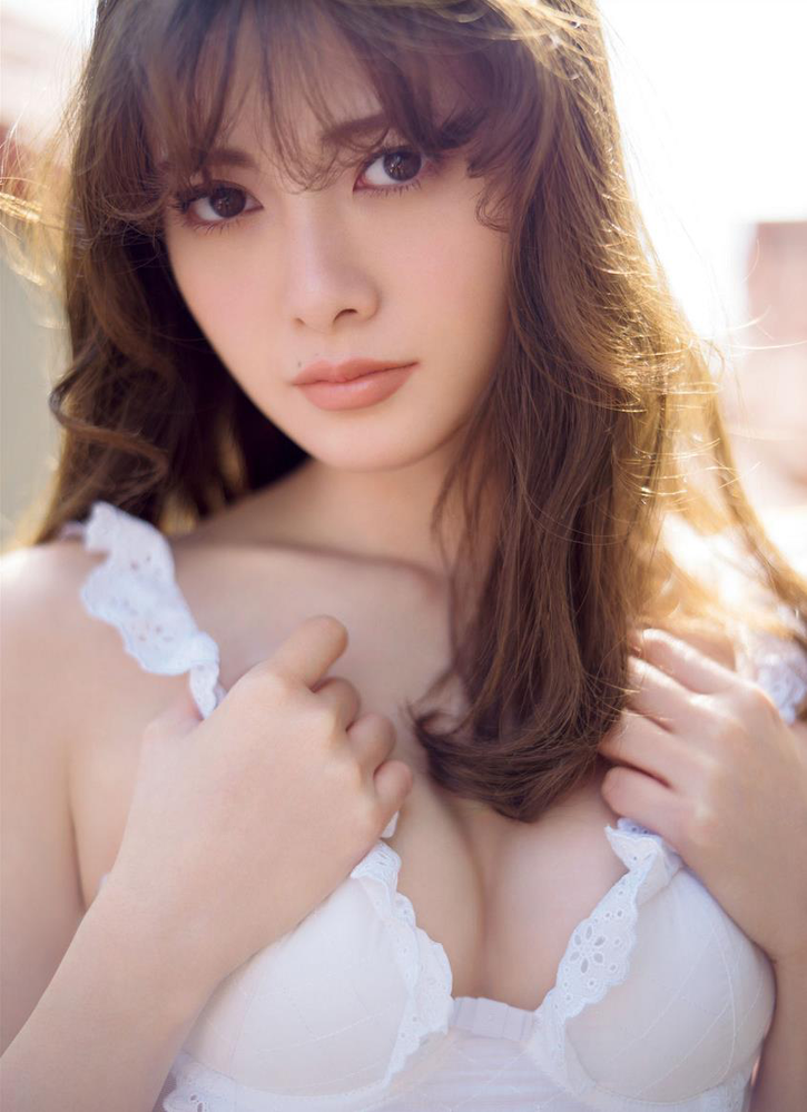 女性から見て豊胸に見えますか 白石麻衣の胸は豊胸に見えますか バッグ Yahoo 知恵袋