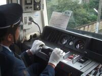 動画投稿サイトで電車や汽車の運転手さんが 手を振る子供に向けて警笛やミ Yahoo 知恵袋