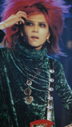 XJAPANのHIDEが緑ベロアの衣装を着ていたのはDAHLIA - Yahoo!知恵袋