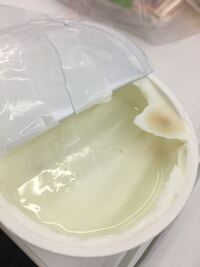 森永のアロエヨーグルトを買ったらこうなっていたのですがこれは食べない方がい Yahoo 知恵袋