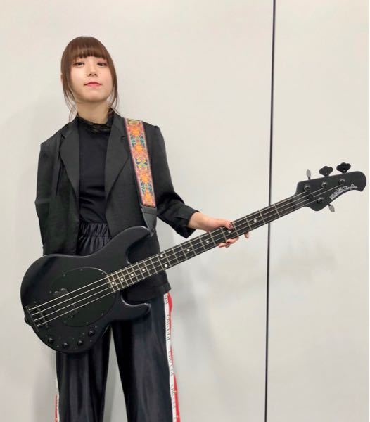 BiSHのアユニ・DがPEDROで使用しているこのベースは何て名 - Yahoo