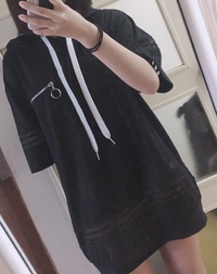 この服に合うコーデを教えてください 黒の半袖パーカーなのですが Yahoo 知恵袋