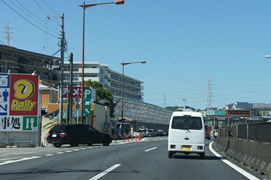 横浜新道 上り の戸塚paの手前にデイリーヤマザキがあるのは 何 Yahoo 知恵袋
