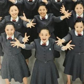 95期のフライヤーなのですが この最前列のセンターの方のお名前を Yahoo 知恵袋