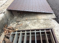 自宅ガレージに段差プレートを付けています ですが 車を出し入 Yahoo 知恵袋