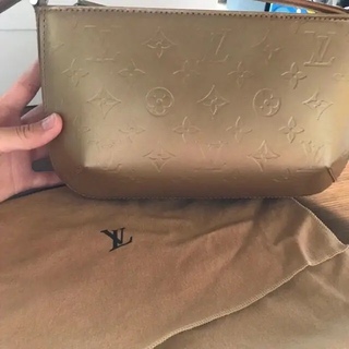 ルイヴィトンの鞄はどこで買ったかで何か違う事があるのでしょうか また下記の Yahoo 知恵袋