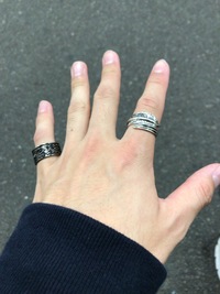 指輪男の指輪ってどこの指に何個ついてたら多すぎず カッコいいですか Yahoo 知恵袋