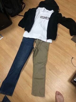 明日友達と遊ぶ時の服装なんですがズボンチノパンかジーンズどっちの方がいいで Yahoo 知恵袋