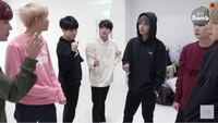 Btsのgogoの白雪姫の動画ですが ジャンケンのときテ Yahoo 知恵袋