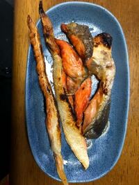 焼き魚を盛り付ける際の向きについて 頭がついている魚はも Yahoo 知恵袋