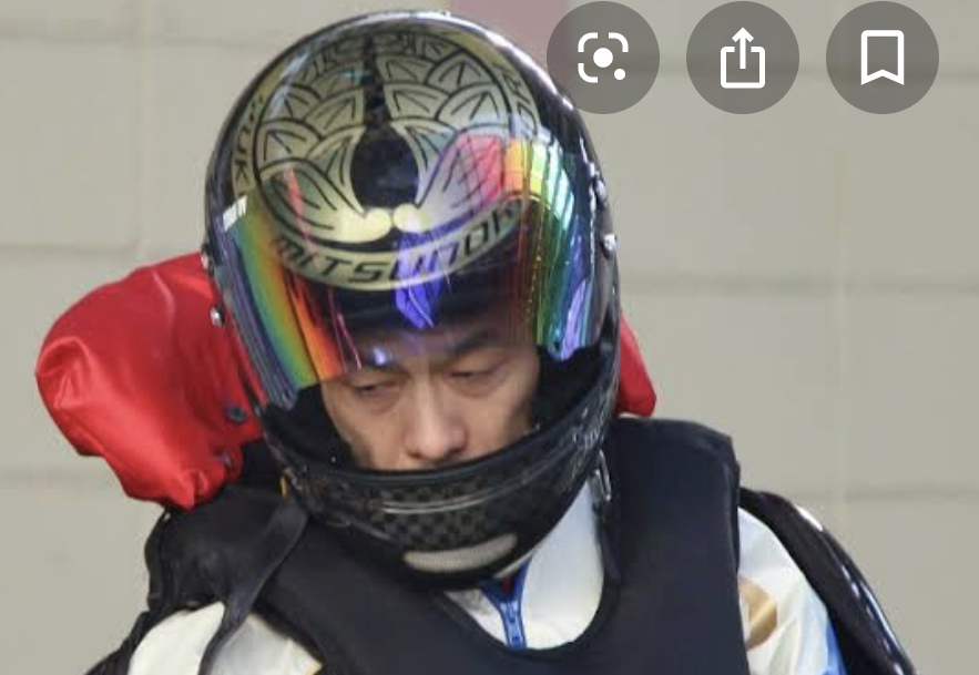 ボートレースの選手のヘルメットってなんでセンスのかけらもないダサいデザイン - Yahoo!知恵袋