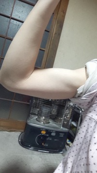 女でこれは筋肉ある方ですか 一応筋トレを頑張っているのですが 腕 Yahoo 知恵袋