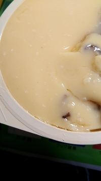 スーパーの茶碗蒸しなのですが 白くなっているのはカビですか たまに同じ Yahoo 知恵袋