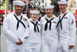 アメリカ海軍の女性水兵の制服は男性水兵と同じ制服なのでしょうか Yahoo 知恵袋