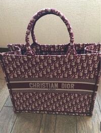 ディオールのブックトートです 本物か判断できる方いますか Yahoo 知恵袋