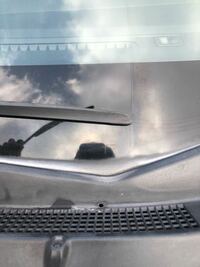 車についての質問です フロントガラスの下側に画像の様な 汚れ Yahoo 知恵袋