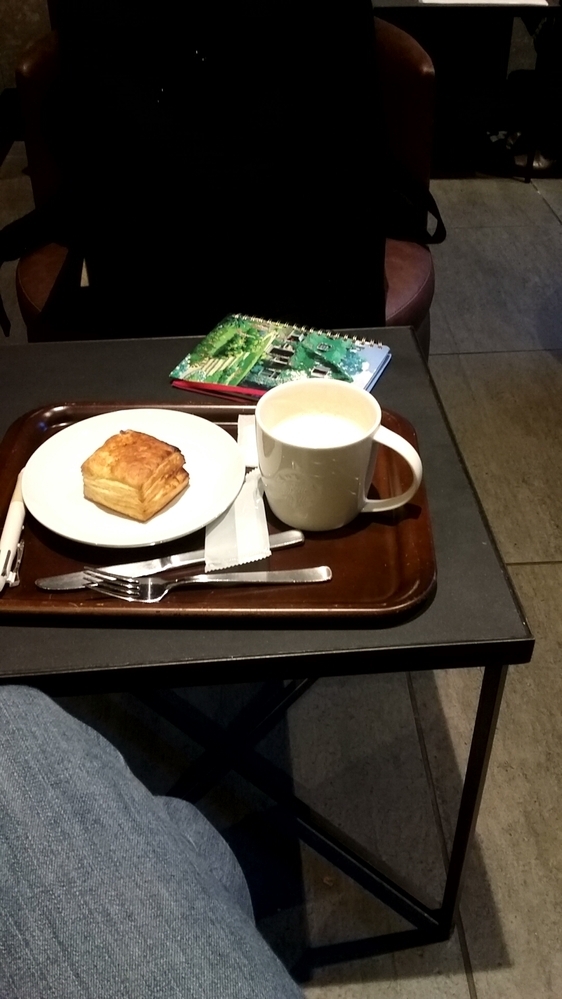 スタバのテーブルはなぜこんなに低いの?食べにくいし、書き