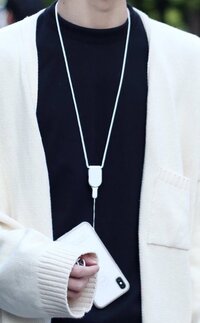 今どき Nikeやアディダスなどのネックストラップにスマホをつけて首にかけるの Yahoo 知恵袋