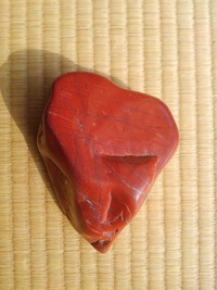 この赤い石はなんですか なぜ赤いのですか 川で見つけました Yahoo 知恵袋