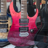 ギターに関しての質問です。
この色のギターを買おうと思っているんですけど男がピンクっておかしいですかね？値段も安めなギターです。 