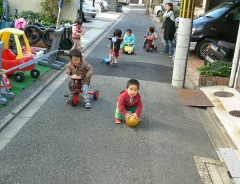 分譲地で自宅の前に毎週土日午前中から道路族いたらうるさいと注意し 