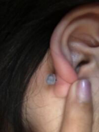 ピアッサーでピアス開けたんですけどこの裏のシリコン取れないんですか Yahoo 知恵袋