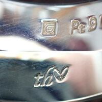 海外のブランドで質問です 4本線に斜め１本線が入ってるロゴのブラ Yahoo 知恵袋