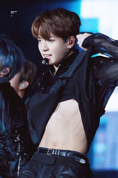 Btsのグクさんって 細くて浮き彫りになっているから腹筋割れてい Yahoo 知恵袋