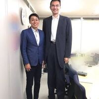 身長差30cmくらいのハグってどんな感じですか 腰曲げるが Yahoo 知恵袋