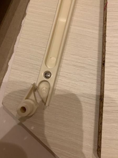ニトリで購入した物になります。3枚目の写真のようにほんと小さく傷があります。 ニトリで買った商品を開けてみたら画像のような状態でわれてたのですが