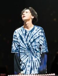 ジヨンが17のファンミーティングで タイダイtの下に着ていた青いロ Yahoo 知恵袋