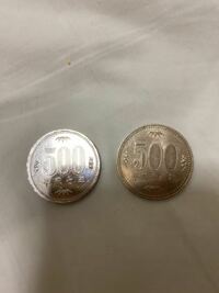 左の500円玉がなんか他のと違います 平成7年の500円玉です 側面 Yahoo 知恵袋