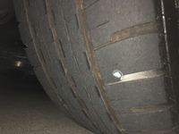 今日たまたま自家用車のタイヤを見ていたら 釘が運転席側と助手席側 Yahoo 知恵袋