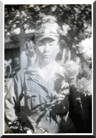 よく戦争末期の日本軍将校は写真のように白い大きな襟を出した服を着